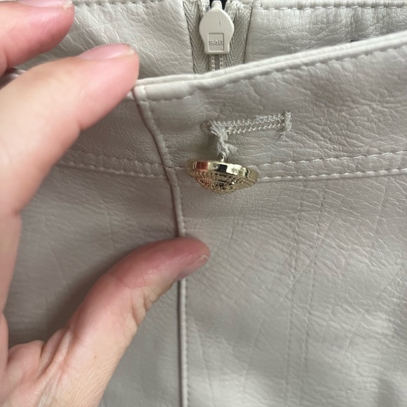 Elegant Cream Skirt Faux Leather Size 16 - Picture 3 of 5